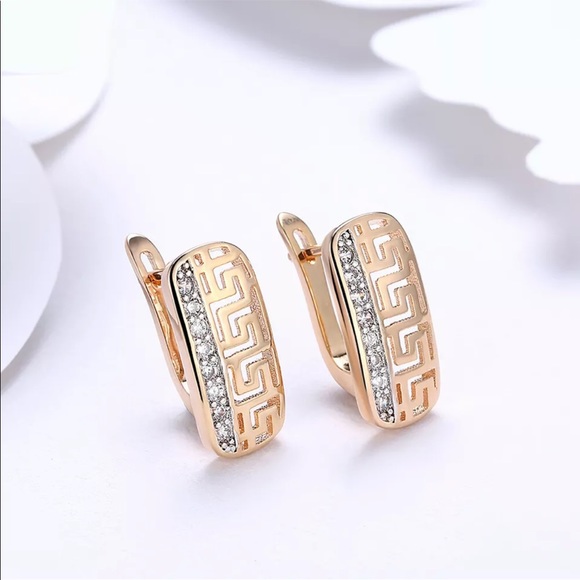 New Fancy 18K Gold Plated Huggie Hoop Earrings - Picture 4 of 5